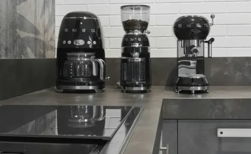 smeg Kaffeeautomat DCF02BLEU | silberfarben, Schwarz