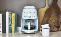 smeg Kaffeeautomat DCF02PBEU | Hellblau, silberfarben